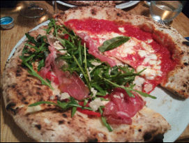 Iovine's : la pizza Margherita (droite) et Iovine's (gauche)