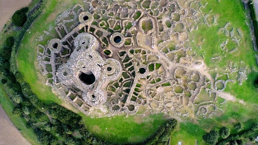 Vue d'un site et des tombes de la civilisation nuragique - @ GEDEON PROGRAMMES Vue d'un site et des tombes de la civilisation nuragique - @ GEDEON PROGRAMMES