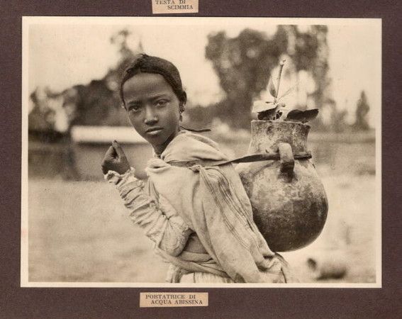 Jeune fille à poterie. Porteuse abyssine d'une poterie remplie d'eau, région Kebessa, Mendefera, 1935. © DR