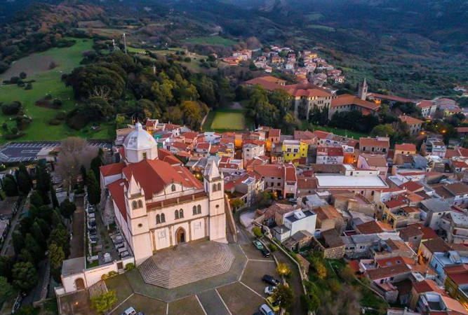 Une vue aérienne de Cuglieri en Sardaigne Une vue aérienne de Cuglieri en Sardaigne
