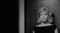 Monica Vitti dans une scène de L'Avventura de Michelangelo Antonioni