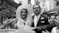 Annie Girardot et Ugo Tognazzi dans une scène du film Le Mari de la femme à barbe