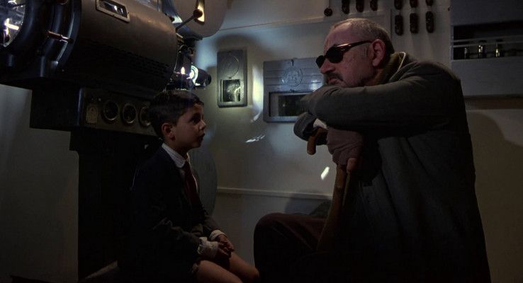 Philippe Noiret dans une scène de Cinema Paradiso Philippe Noiret dans une scène de Cinema Paradiso