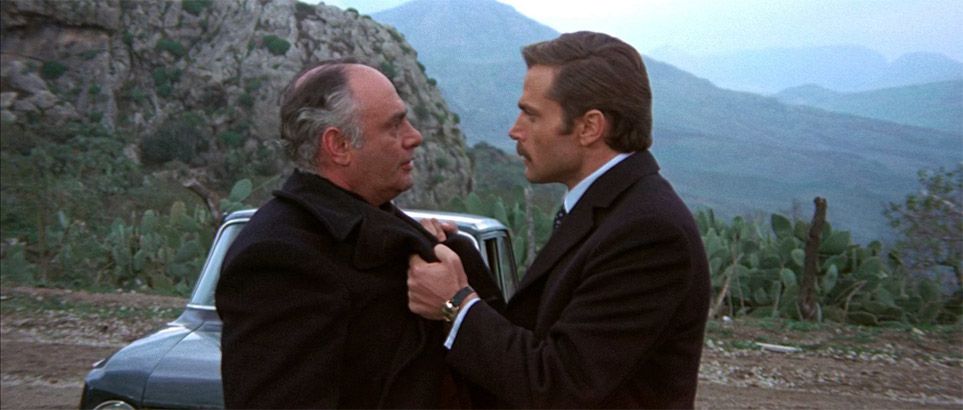 Martin Balsam et Franco Nero dans une scène du film Confession d'un commissaire de police au procureur de la République