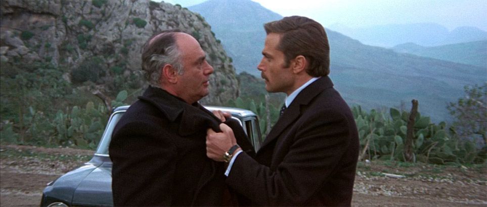 Martin Balsam et Franco Nero dans une scène du film Confession d'un commissaire de police au procureur de la République Martin Balsam et Franco Nero dans une scène du film Confession d'un commissaire de police au procureur de la République