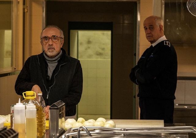 Toni Servillo et Silvio Orlando dans une scène du film Ariaferma Toni Servillo et Silvio Orlando dans une scène du film Ariaferma