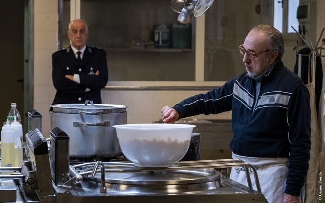 Toni Servillo et Silvio Orlando dans une scène du film Ariaferma Toni Servillo et Silvio Orlando dans une scène du film Ariaferma