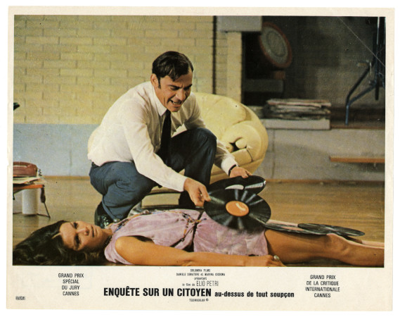 Gian Maria Volonté et Florinda Bolkan dans une scène du film d'Elio Petri Enquête sur un citoyen au-dessus de tout soupçon Gian Maria Volonté et Florinda Bolkan dans une scène du film d'Elio Petri Enquête sur un citoyen au-dessus de tout soupçon