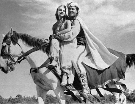 Alberto Sordi et Brunella Bovo dans une scène du Cheik blanc de Fellini Alberto Sordi et Brunella Bovo dans une scène du Cheik blanc de Fellini