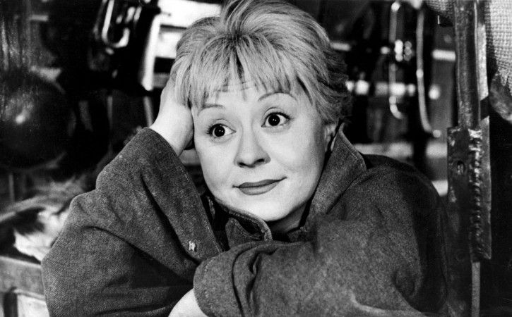 Giulietta Masina est Gelsomina dans une scène de La Strada Giulietta Masina est Gelsomina dans une scène de La Strada