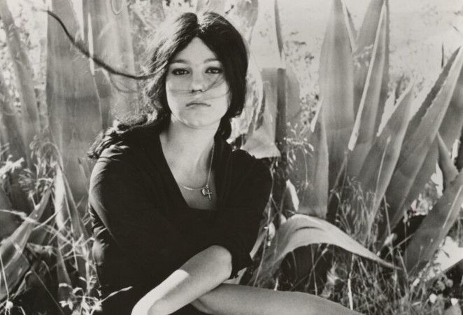 Stefania Sandrelli dans une scène du film Séduite et abandonnée Stefania Sandrelli dans une scène du film Séduite et abandonnée