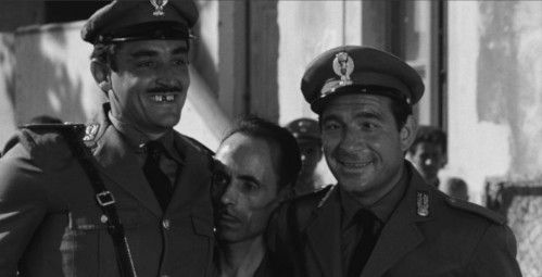 Vittorio Gassman et Ugo Tognazzi dans une scène du film Les Monstres
