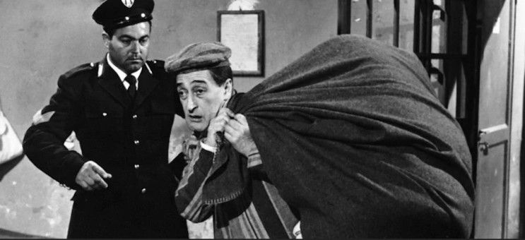 Totò dans une scène de Où est la liberté de Roberto Rossellini Totò dans une scène de Où est la liberté de Roberto Rossellini