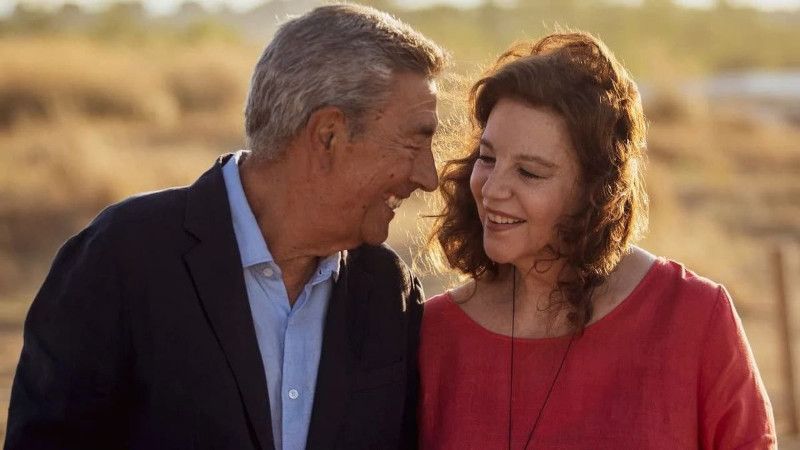 Gianni Di Gregorio et Stefania Sandrelli dans une scène de Seconde Jeunesse Gianni Di Gregorio et Stefania Sandrelli dans une scène de Seconde Jeunesse