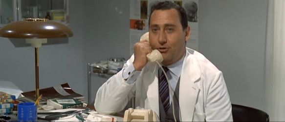 Alberto Sordi dans une scène de Il Medico della mutua Alberto Sordi dans une scène de Il Medico della mutua