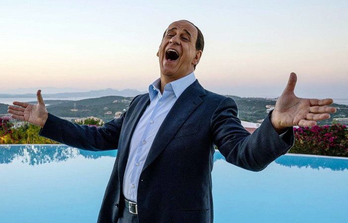 Toni Servilo dans le rôle de Silvio Berlusconi dans une scène du film Silvio et les autres Toni Servilo dans le rôle de Silvio Berlusconi dans une scène du film Silvio et les autres