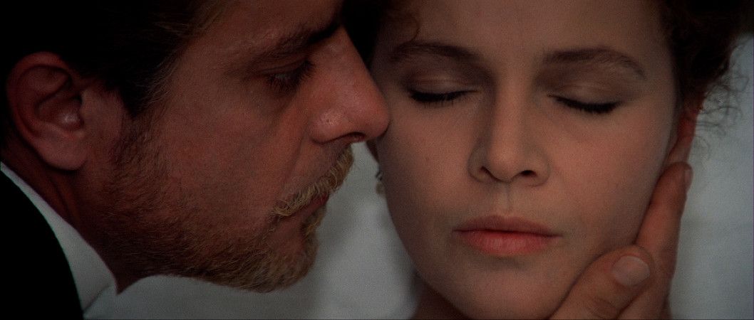Giancarlo Giannini et Laura Antonelli dans une scène de L'Innocent de Luchino Visconti Giancarlo Giannini et Laura Antonelli dans une scène de L'Innocent de Luchino Visconti
