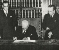 Signature de la Constitution de la République italienne le 27 décembre 1947 par le chef provisoire de l'Etat Enrico de Nicola
