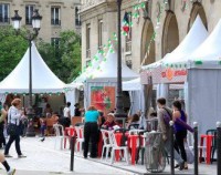 La semaine italienne. Stands devant la Mairie