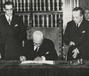 Signature de la Constitution de la République italienne le 27 décembre 1947 par le chef provisoire de l'Etat Enrico de Nicola Signature de la Constitution de la République italienne le 27 décembre 1947 par le chef provisoire de l'Etat Enrico de Nicola