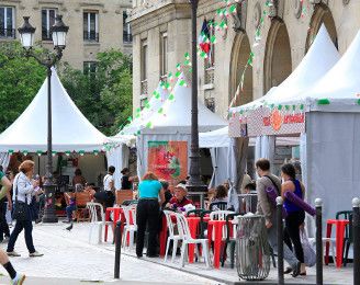 La semaine italienne. Stands devant la Mairie La semaine italienne. Stands devant la Mairie