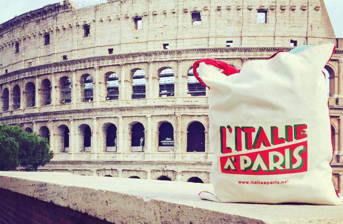 Sac en tissus de L'Italie à Paris devant le Colisée