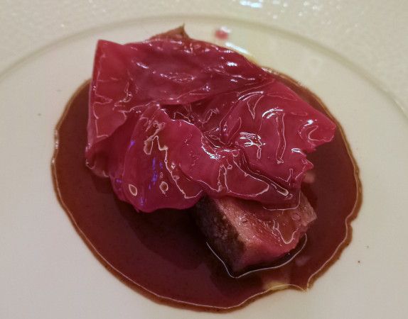 viande de daim, whisky tourbé et cacao fermenté du chef Davide Palluda viande de daim, whisky tourbé et cacao fermenté du chef Davide Palluda