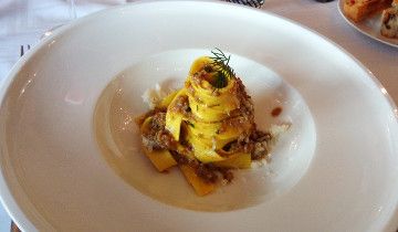 Pappardelle al ragù bianco di Cinta senese e scaglie di pecorino toscano du chef Massimiliano Poli
