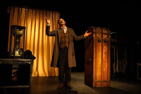 Paolo Crocco dans une scène du spectacle Le Souffleur