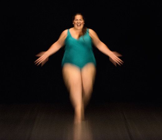 Claudia Marsicano dans un moment de R.osa de Silvia Gribaudi - photo Manuel Cafini Claudia Marsicano dans un moment de R.osa de Silvia Gribaudi - photo Manuel Cafini