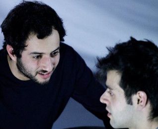 Théo Askolovitch et Tigran Mekhitarian dans Deux frères de Fausto Paravidino Théo Askolovitch et Tigran Mekhitarian dans Deux frères de Fausto Paravidino