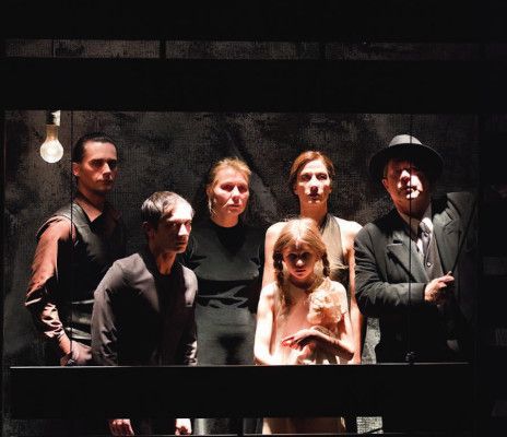 Six personnages en quête d’auteur - un moment du spectacle Six personnages en quête d’auteur - un moment du spectacle