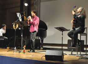 Cesare Capitani, Roberto Stimoli (guitare) Andrea Turra (piano) en Promenade... in Italia Cesare Capitani, Roberto Stimoli (guitare) Andrea Turra (piano) en Promenade... in Italia