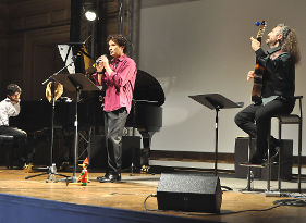 Cesare Capitani, Roberto Stimoli (guitare) Andrea Turra (piano) en Promenade... in Italia