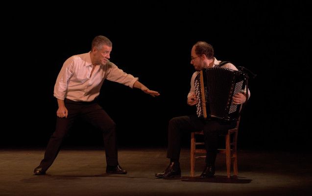 Bruno Putzulu et Grégory Daltin dans une scène du spectacle Les Ritals - photo Denis Vase