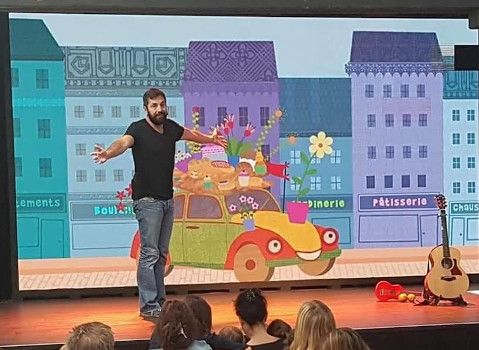 Un moment du spectacle de Rémi Guichard Comptines en italien et en français