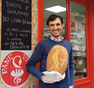 Adriano Farano devant le devanture de sa boulangerie Pane Vivo