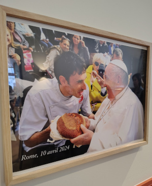 Adriano Farano présente son pane vino au Pape François Adriano Farano présente son pane vino au Pape François