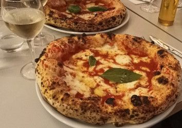 Pizza margherita et verre de falanghina chez Iovine's Bastille