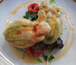 Fleurs de courgettes farcies, ricotta et crevettes rouges de Sicile