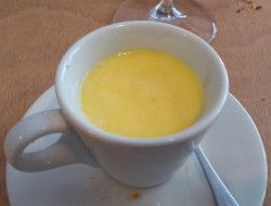 crema di mascarpone et zafferano de Tempilenti servie dans des tasses à café