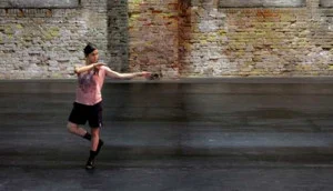 Innesti, action chorégraphique conçue et interprétée par Annamaria Ajmone