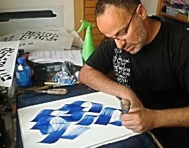 Atelier de calligraphie hébraïque chez Fabriano Boutique