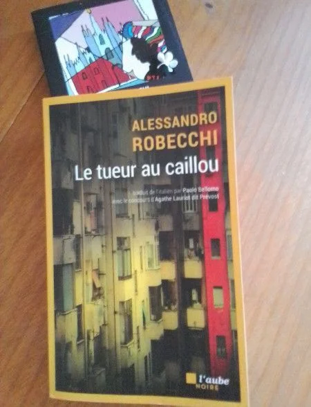 Le tueur au caillou de Alessandro Robecchi. Milan aux deux visages